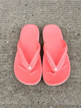 CROCS Women's Size 7 Coral Pink Flip Flop Sandals